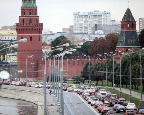 Finnlands Außenministerin Valtonen fordert Druck auf Russland vor Friedensverhandlungen. Kreml im Hintergrund.