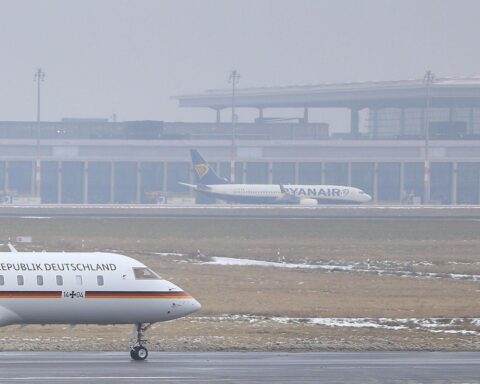 Flughafen BER mit winterlicher Wetterlage, gesperrte Pisten und wartende Passagiere.