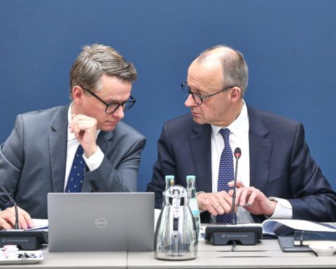 Carsten Linnemann und Friedrich Merz bei einer politischen Veranstaltung, symbolisieren den aktuellen Unionserfolg.