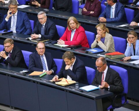 Bundesregierung mit Kanzler, Symbol für wirtschaftliche Herausforderungen und politische Diskurse in Deutschland.
