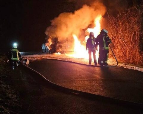 Eine brennende Autofahrerin rettet sich; VW Caddy vollständig zerstört, Fahrer verletzt sich nicht.