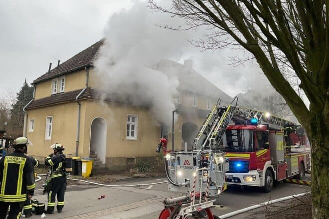 Frau stirbt bei Wohnungsbrand in Dortmund-Derne