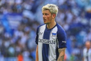 Elfmeterschießen zwischen SC Freiburg und Hertha BSC, spannende Fußball-Atmosphäre, Nervenkitzel.