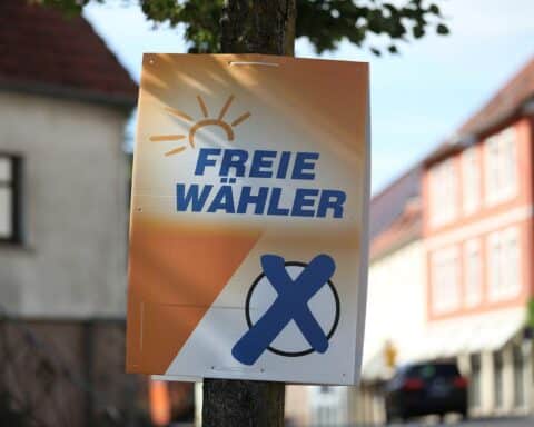 Wahlplakat der Freien Wähler mit Fokus auf Staatsreform, Freiheit und Bürgerzentrierung.