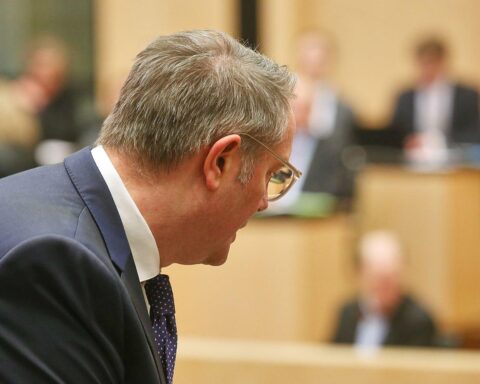 Ministerpräsident Schweitzer trifft Friedensnobelpreisträger Mukwege in der Staatskanzlei zur Bekämpfung sexualisierter Gewalt.