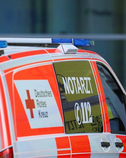 Verkehrsunfall mit Rettungsdienst, Polizei und beschädigten Fahrzeugen auf der Bundesstraße 317.