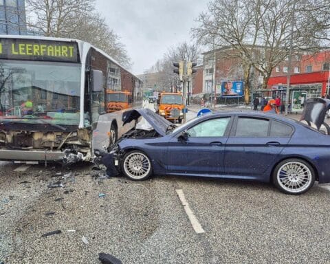 Verkehrsunfall zwischen BMW und Linienbus, sieben leichtverletzte Personen, Polizei ermittelt.