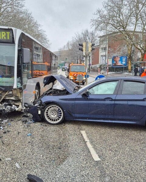 Verkehrsunfall zwischen BMW und Linienbus, sieben leichtverletzte Personen, Polizei ermittelt.