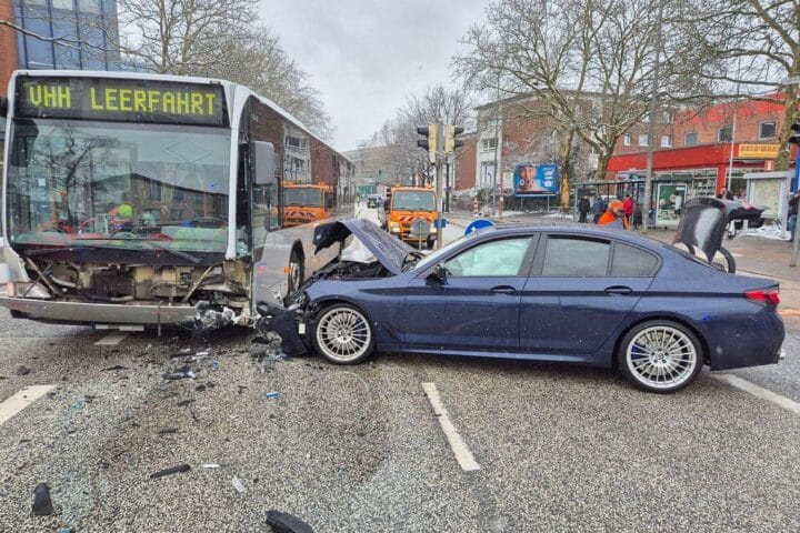 Verkehrsunfall zwischen BMW und Linienbus, sieben leichtverletzte Personen, Polizei ermittelt.