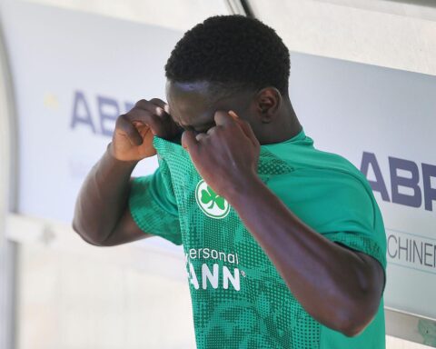 Omar Sillah im Trikot der SpVgg Greuther Fürth, im Fokus des Leihgeschäfts zu Alemannia Aachen.