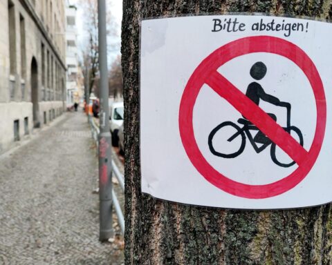 Selbstgemaltes Verbotsschild für Fahrradfahrer auf Gehwegen, symbolisiert die Konfliktsituation.