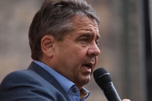 Sigmar Gabriel diskutiert EU-Verteidigungsschulden und Unterstützung für Frankreich und Polen in Berlin.