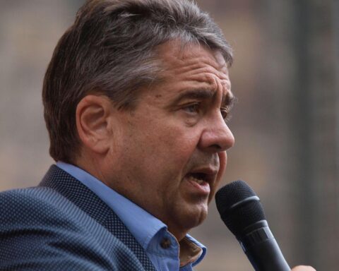 Sigmar Gabriel diskutiert EU-Verteidigungsschulden und Unterstützung für Frankreich und Polen in Berlin.