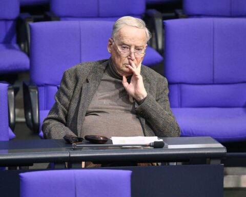 Alexander Gauland verteidigt AfD gegen Vorwürfe der Vetternwirtschaft und strebt Zusammenarbeit mit CDU an.