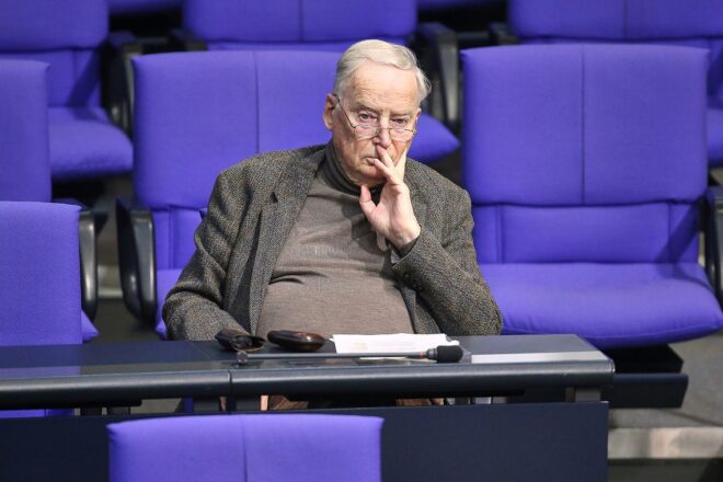 Gauland verteidigt AfD gegen Filz-Vorwürfe