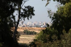 Menschen am Grenzübergang Rafah, Sicherheitsschleusen und das gesperrte Gebiet des Gazastreifens.