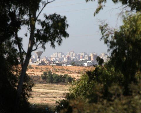 Menschen am Grenzübergang Rafah, Sicherheitsschleusen und das gesperrte Gebiet des Gazastreifens.