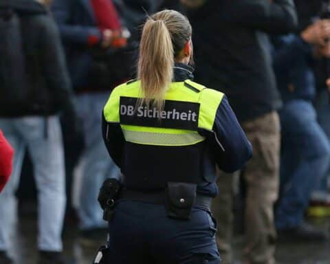 Sicherheitskräfte patrouillieren in einem Zug, Bodycams und eine erhöhte Präsenz sind evident.