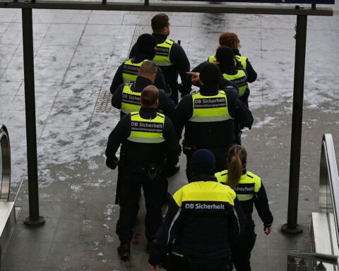 Gewerkschaft der Polizei äußert Bedenken zu SPD-Plänen für Bahn-Sicherheitsdienste.