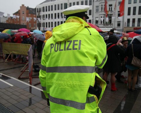 Polizei-Kräfte im Karneval schützen Menschen und überwachen Sicherheitsmaßnahmen gegen Bedrohungen.