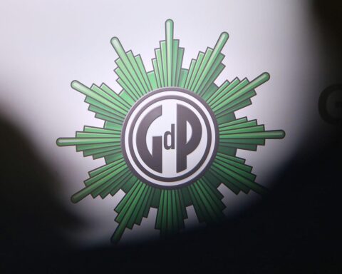 Polizei kritisiert neue Abschiebungspläne, fordert Fokus auf Verbrechensbekämpfung und Unterstützung der Ausländerbehörden.