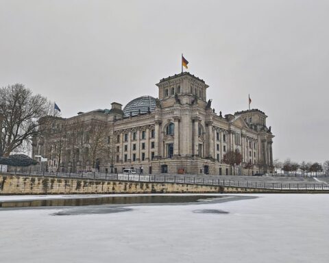 Winterliches Regierungsviertel in Berlin mit Schnee, symbolisiert politische Entscheidungen und Prüfung der Zuverlässigkeit.