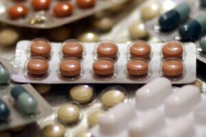 Tabletten und Pharmazeutika, symbolisch für Bayerns Innovationskraft in der Arzneimittelforschung.