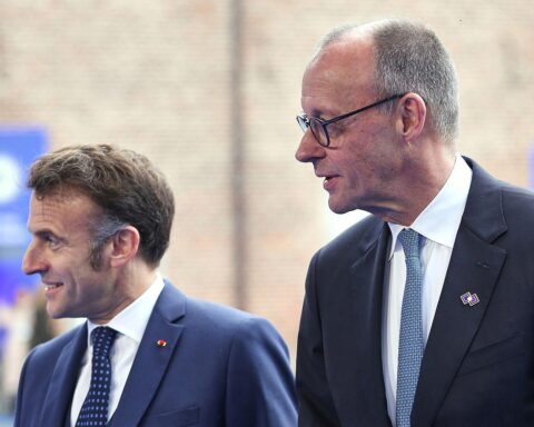 Emmanuel Macron und Friedrich Merz diskutieren, symbolisieren europäische und transatlantische Beziehungen, Diplomatie.