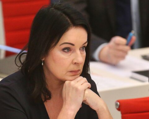 Britta Müller diskutiert Pflegefinanzierung; Fokus auf Solidarität und Entlastung für Pflegebedürftige.