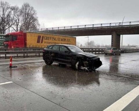 Schwerer Verkehrsunfall auf Autobahn, Jaguar gegen Schutzplanke, zwei Leichtverletzte.
