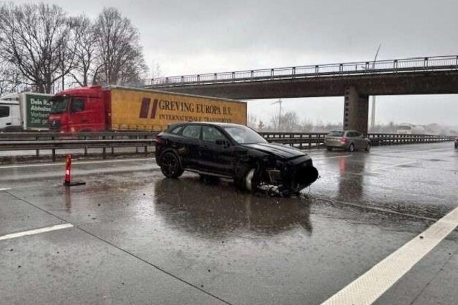 Glätteunfall mit zwei Leichtverletzten und Zeugenaufruf