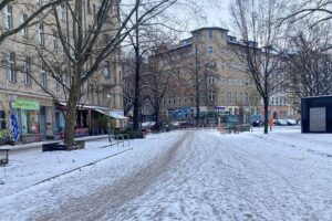 Eisige Straßen in Berlin, Warnzeichen für Glatteis und winterliche Witterung.