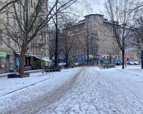 Eisige Straßen in Berlin, Warnzeichen für Glatteis und winterliche Witterung.