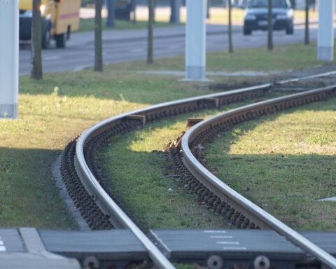 Schienen unterhalb einer Brücke in Hannover, Baustellenarbeiten, Stadtbahnlinie 6, Busersatzverkehr.