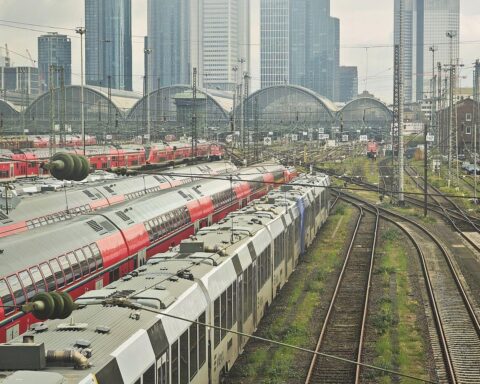 Modernisierung der Gleisbrücke im Frankfurter Hauptbahnhof mit Bauarbeiten und Stahlträgerkonstruktion.