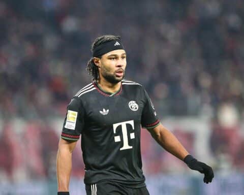 Serge Gnabry jubelt, trägt FC Bayern-Trikot, Vertragserneuerung bis 2028. Freude und Teamgeist.