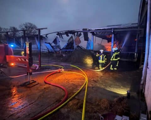 Großbrand in Wittenberg: Scheune brennt, Feuerwehr im Einsatz mit starker Rauchentwicklung.