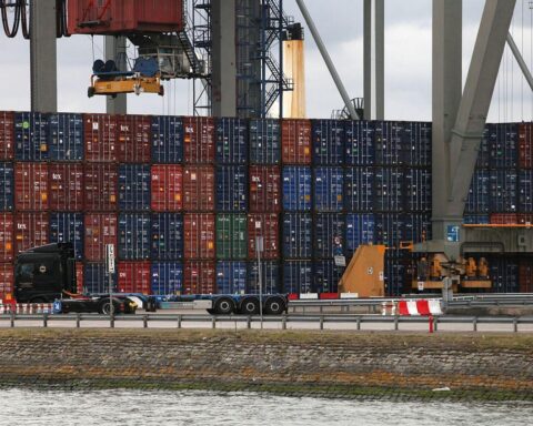 Container im Großhandel, symbolisiert Preisanstieg und wirtschaftliche Entwicklung im Januar 2026.