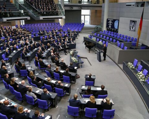 Trauerveranstaltung mit wenigen AfD-Abgeordneten, viele Plätze in Bundestag unbesetzt.