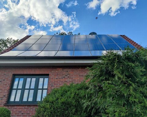 Solardach mit Solarzellen symbolisiert Klimaschutzmaßnahmen und nötige Fortschritte für Bremens Klimaziele.