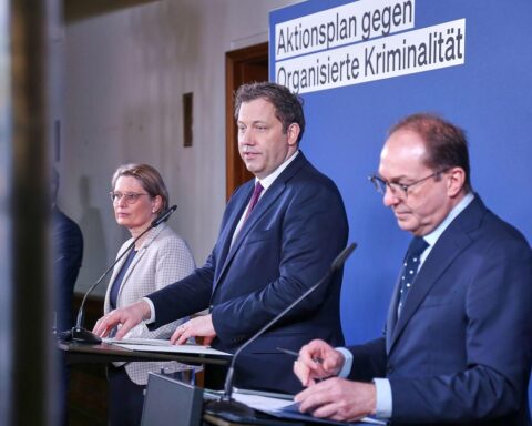 Politiker präsentieren Aktionsplan gegen organisierte Kriminalität; Fokus auf Daten, Ermittlungen und Vermögenseinziehung.