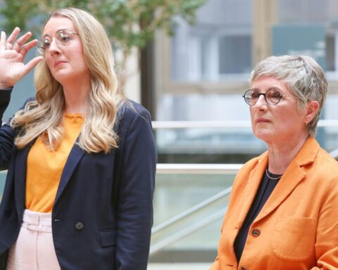 Zwei Grüner Politikerinnen diskutieren gemeinsam über Reformen des Sozialstaats in Deutschland.