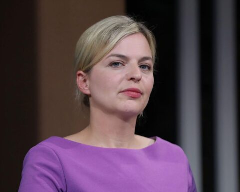 Katharina Schulze präsentiert Maßnahmen gegen Wohnungsnot in Bayern, insbesondere zur Bekämpfung von Leerstand.