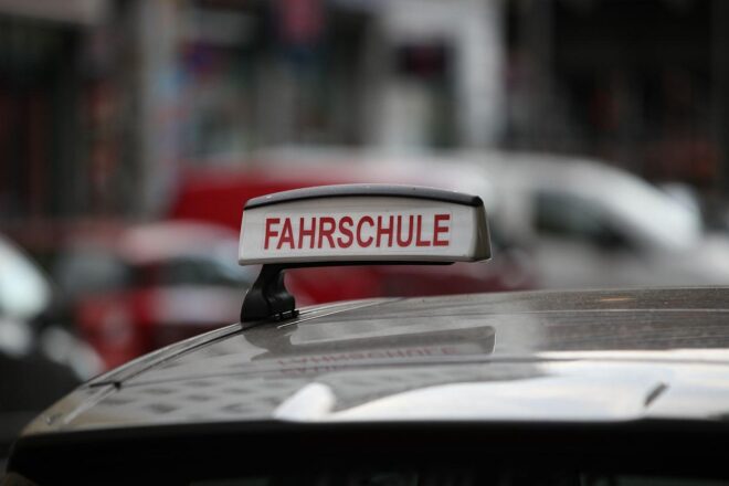 Grüne fordern günstigere Führerscheine und Prüfungen auf Englisch