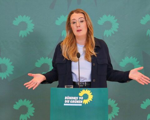 Katharina Dröge diskutiert mögliche Klage gegen Bundeshaushalt, betont Verfassungsfragen und politischen Austausch.