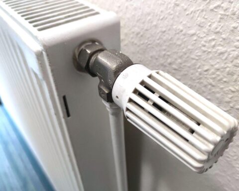 Heizung mit Warmwasser und Thermostat, um die Energiepreiserhöhung zu symbolisieren.