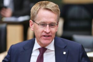 Daniel Günther diskutiert Social Media-Verbot für unter 16-Jährige zur Kinder- und Jugendschutz.