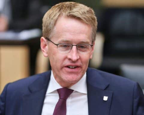 Daniel Günther diskutiert Social Media-Verbot für unter 16-Jährige zur Kinder- und Jugendschutz.