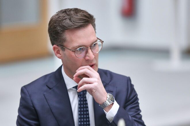Hagel warnt Union: "Leute nicht vor den Kopf stoßen"