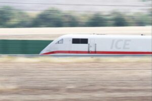 ICE-Zug auf Schnellfahrstrecke Berlin-Hamburg, Fahrzeitverlängerung nach Sanierung, enttäuschte Reisende.